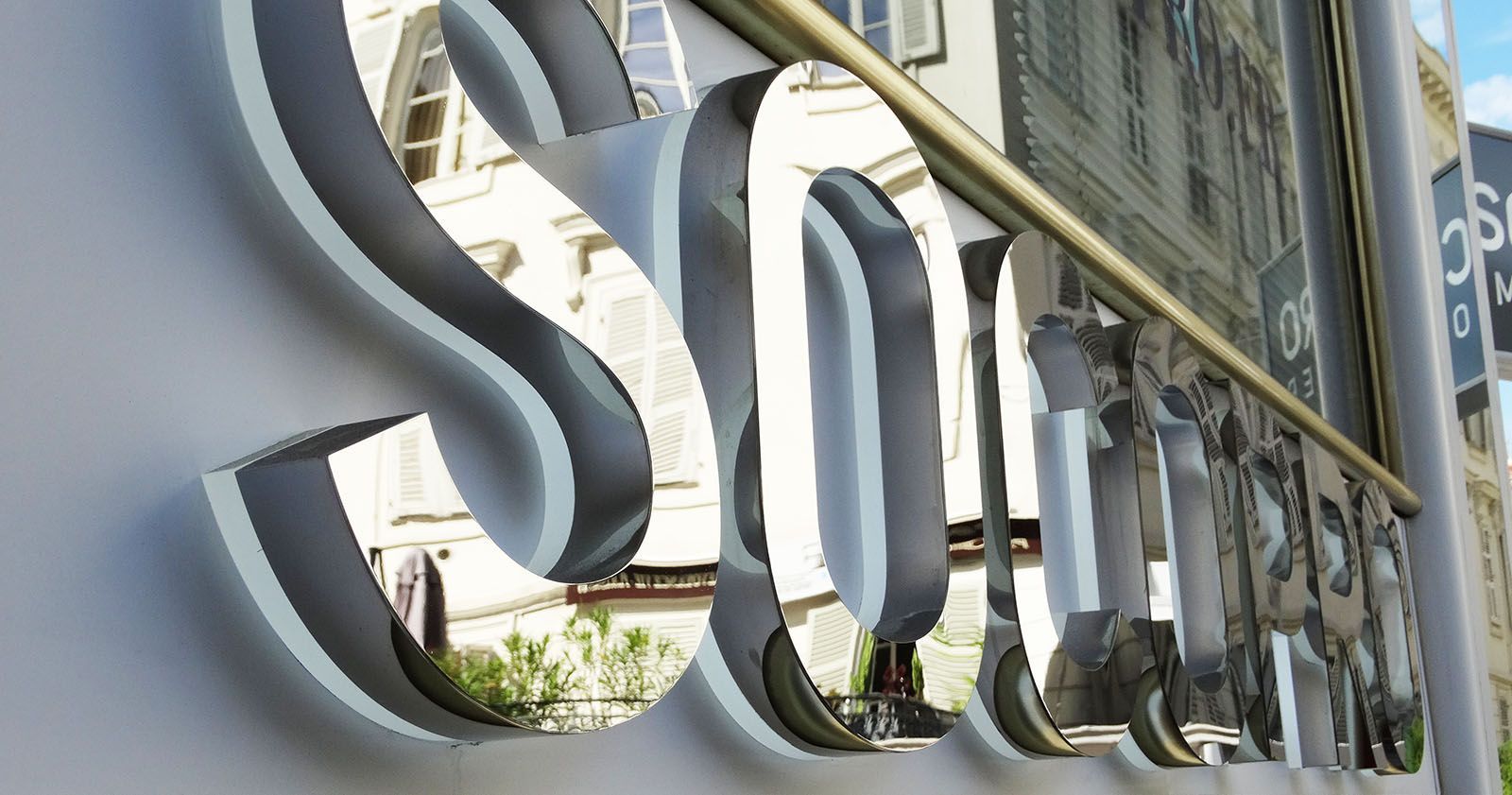 Enseigne 3D métallique laquée couleur personnalisée