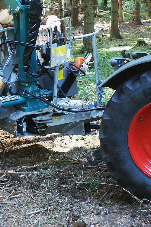 Poste de commande ergonomique sur le timon de la remorque forestière S-line