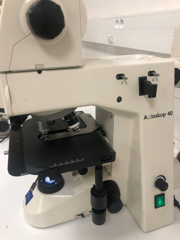 Microscope à immersion d'occasion de laboratoire médical - Axioskop 40 Carl Zeiss - configuration complète avec 4 lentilles_4