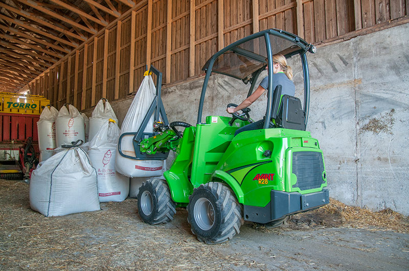 Mini-chargeuse articulée Avant Tecno Série R - 1.4t, siège conducteur arrière, bras télescopique_4