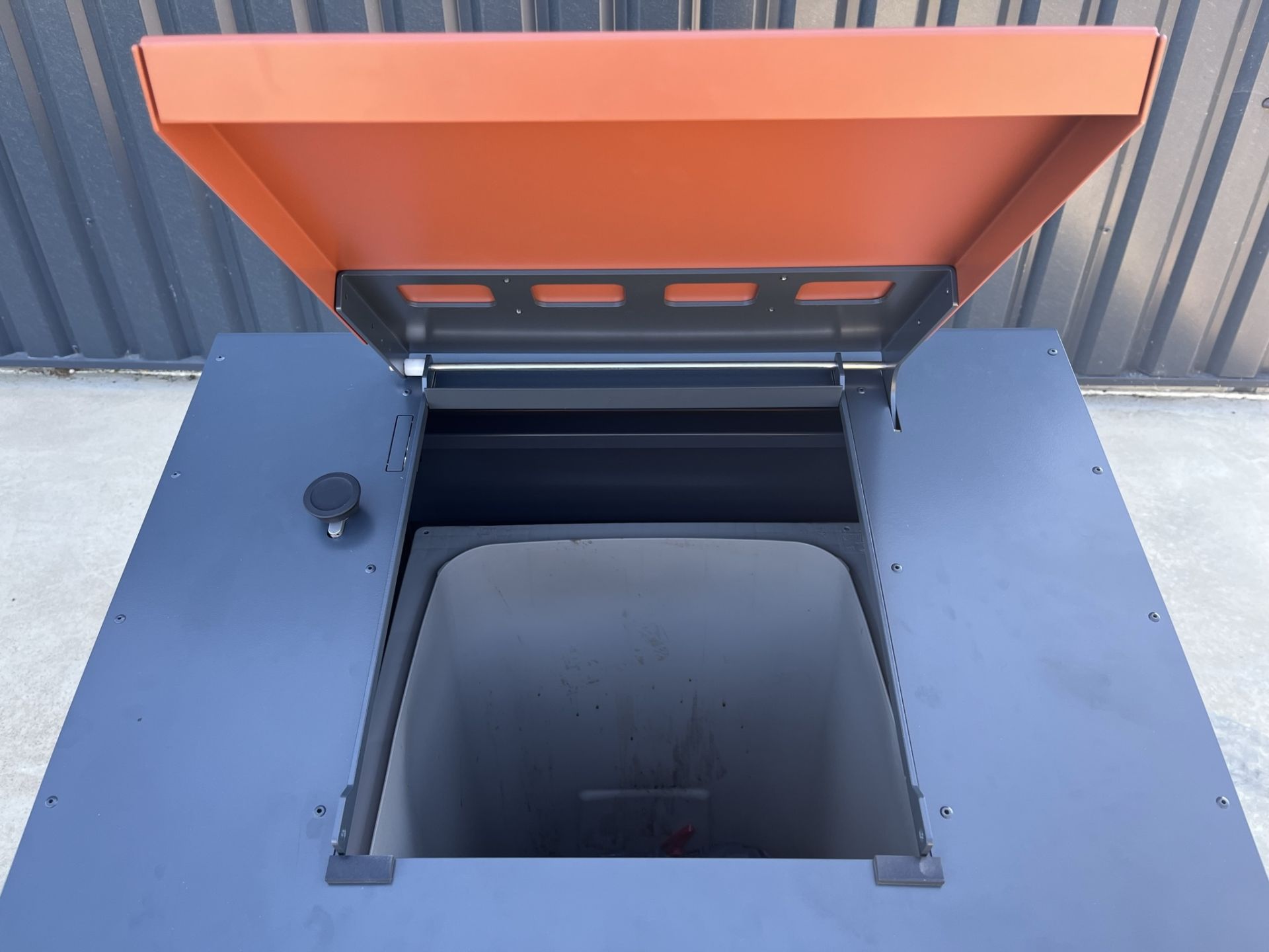 Abri poubelle Wastebio - Design esthétique, accessibilité PMR, collecte biodéchets 120 à 240L - Made in France_4