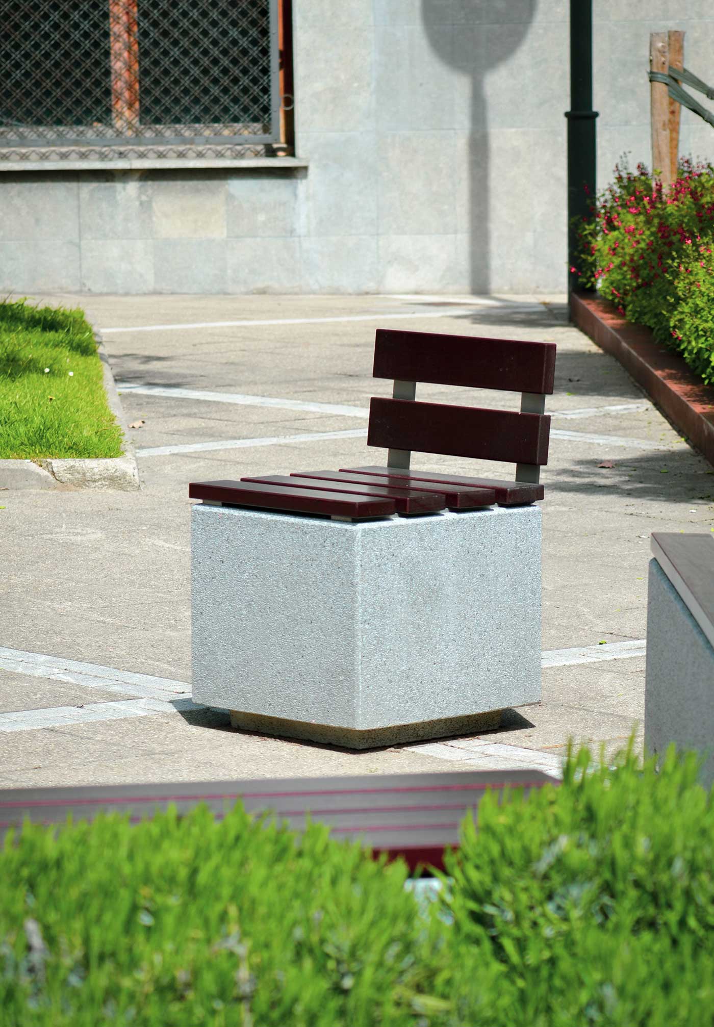 Chaise Kube P UM372SLP - béton préfabriqué gris granite avec lattes en bois tropical traité_4