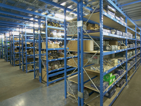 Rayonnage mi-lourd à plateaux bois avec une capacité de charge pouvant aller jusqu'à 1400 kg - PROFILCASE_4