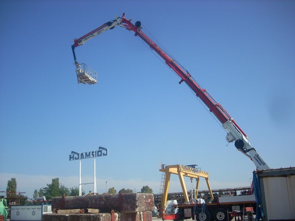 Grue auxiliaire Cormach équipée d’un réservoir d'huile de 450 litres
