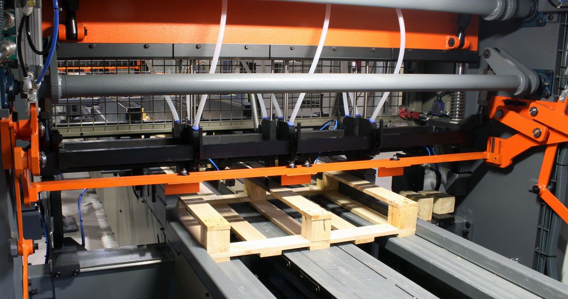Tandem 2 machines pour palettes - ligne de clouage continu - fabrication 4 et 2 entrées_4
