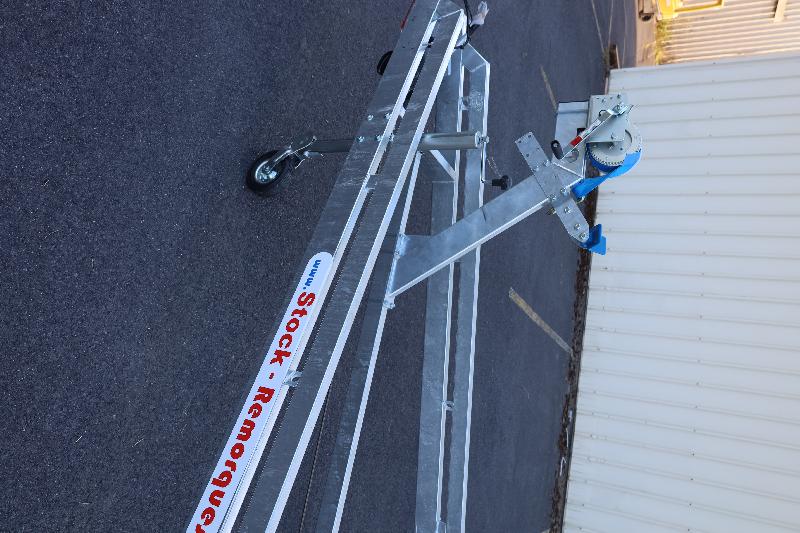 Remorque porte-bateau avec feux LED compatibles tous véhicules