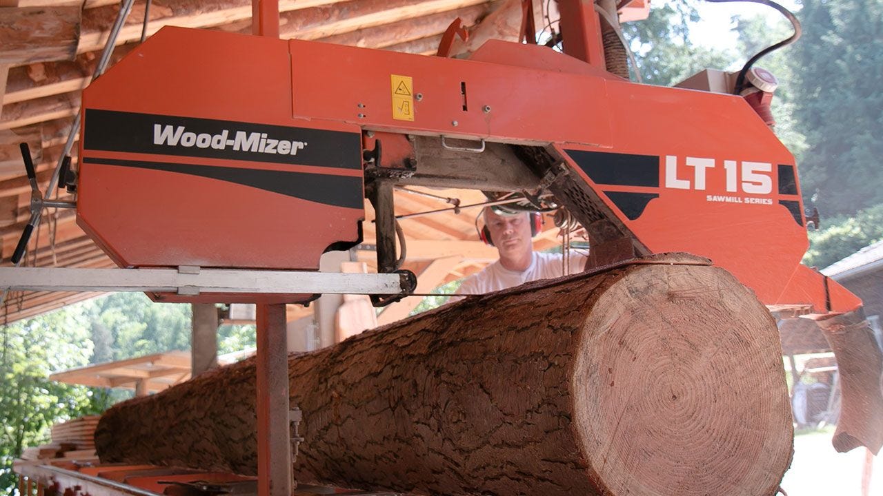 Scierie avec dispositifs de serrage pour maintien des billes