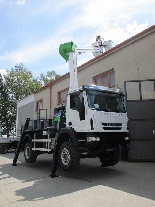 Nacelle montée sur un camion pour travaux sur lignes électriques