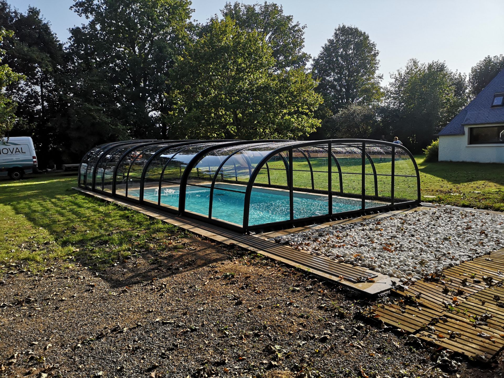 Abri de piscine mi-haut avec hauteur maximale de 1.80m