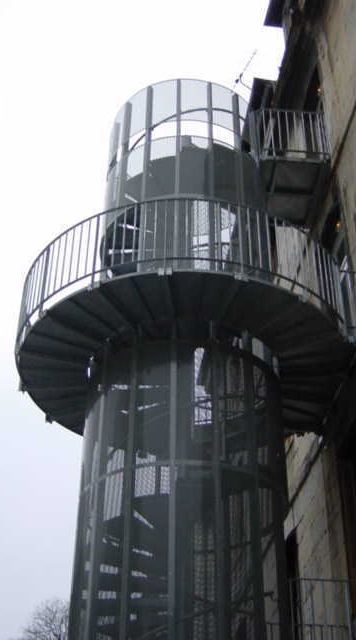 Escalier hélicoïdal encage Ysocagetole - Ysofer Esca - passage 1UP ou 2UP - marches vissées et cage en tôle perforée_4