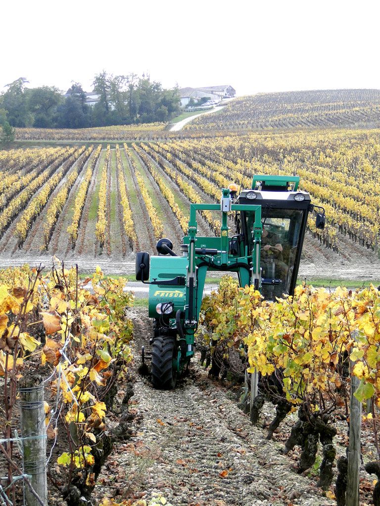 M01 - Tracteur enjambeur polyvalent Somaref - 4 roues avec motorisation thermique PERKINS et cabine climatisée_4