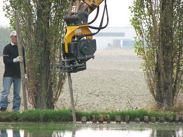 Outil enfonce-pieux pour pieux en bois ou béton