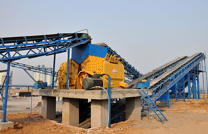 Station de concassage de pierre 350t/h - avec alimentateur vibrant, concasseur à mâchoires et cribles vibrants_4