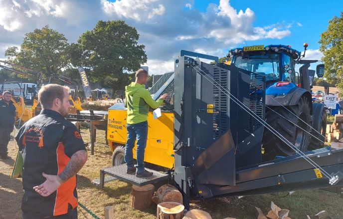 Combiné scieur/fendeur transportable par tracteur avec roues et attelage