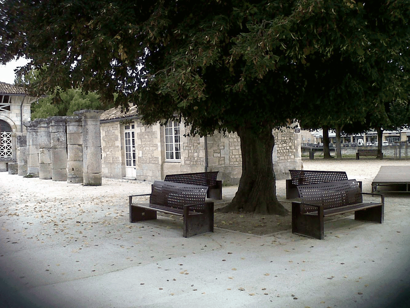 Banc public Alea UM395 - design original en bois et acier galvanisé - traitement anti-corrosion_4