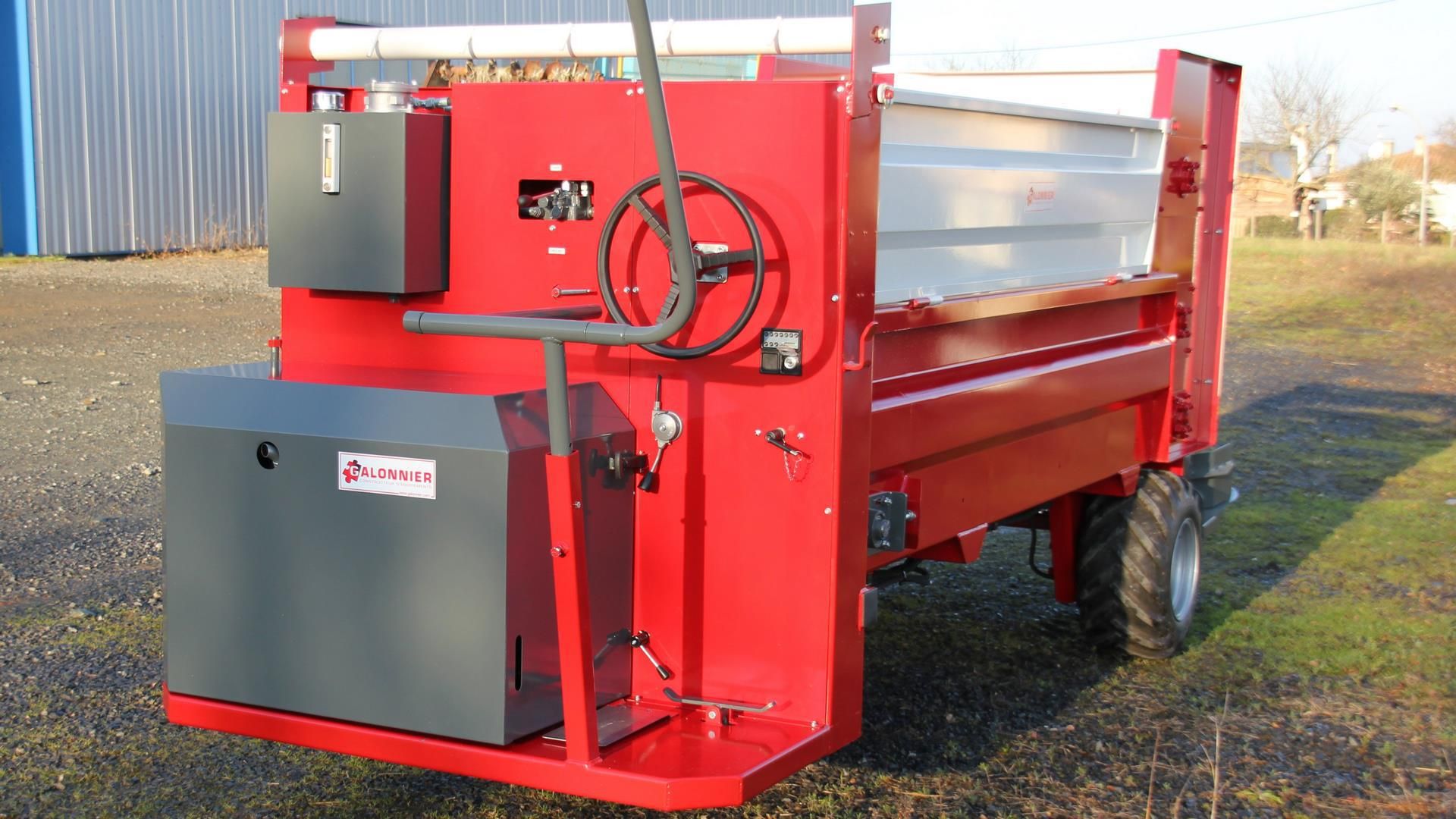 Machine agricole pour paillage de balles jusqu'à 1000 kg