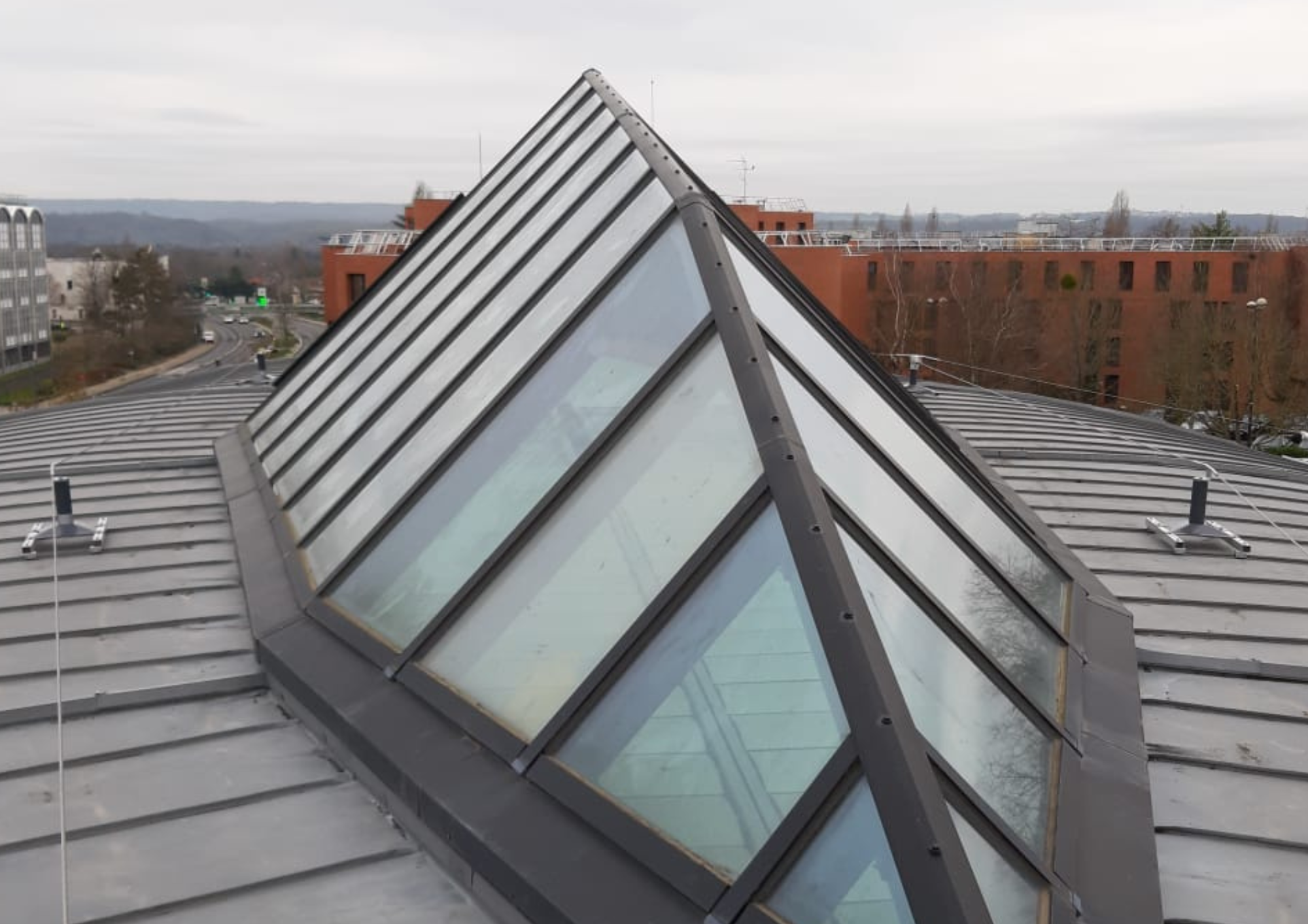 Ligne de vie à chariot - dispositif d'ancrage pour couverture à joint debout avec potelet absorbeur intégré_4