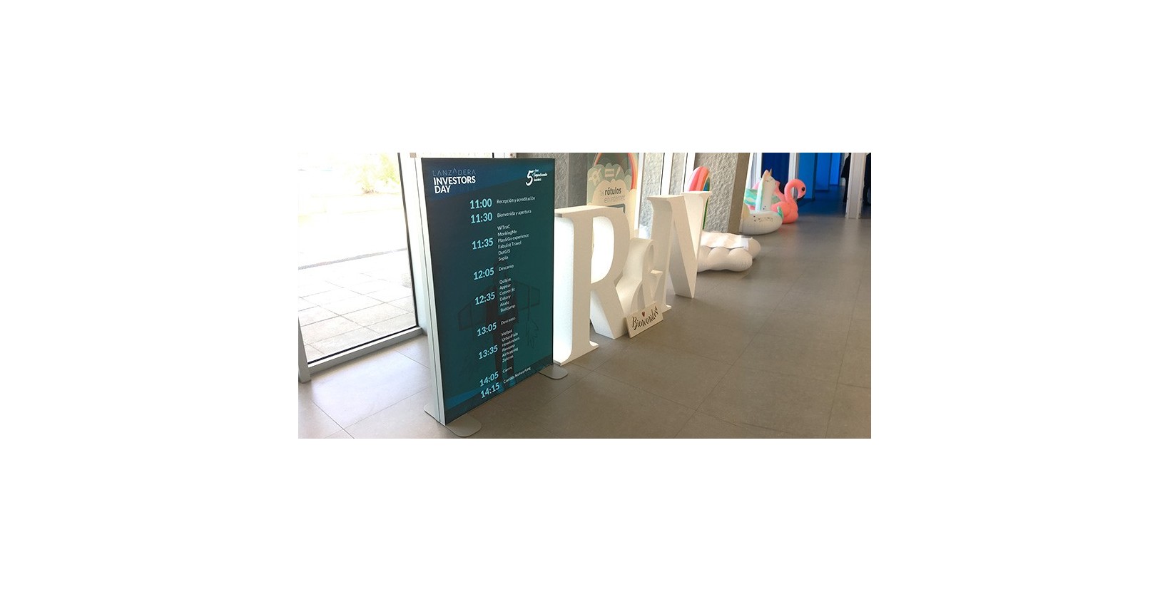 Totem publicitaire double face - structure en aluminium avec tissu imprimé personnalisé et éclairage intégré_4