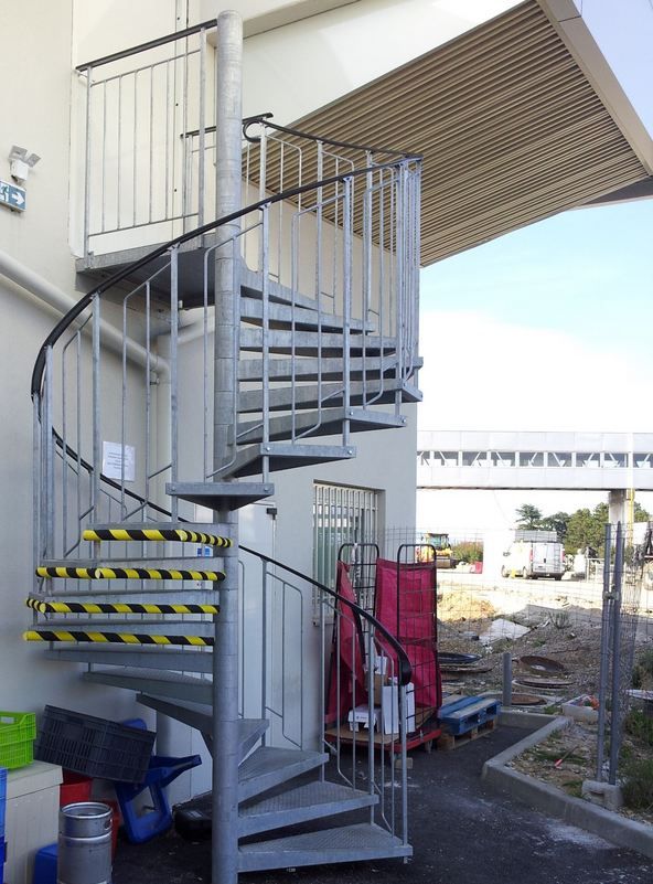 Escalier hélicoïdal basic - Constructions Industrielles du Rhône - diamètre fût central 101.6 mm - diamètre 1400 à 3800 mm - marches personnalisables_4