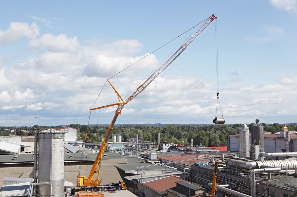 Grue à flèche télescopique extensible jusqu'à 70 mètres