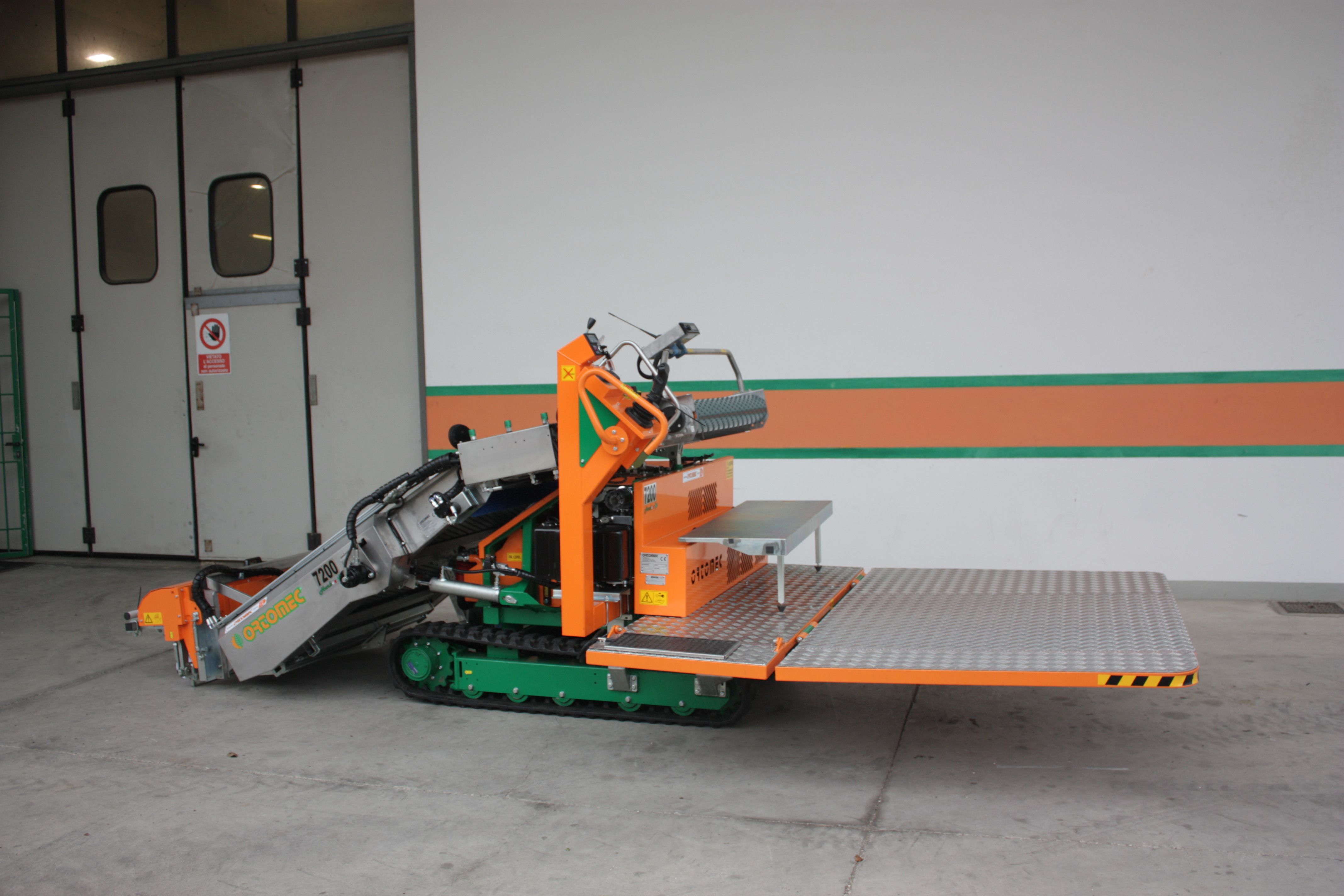 Récolteuse de légumes 7200 Herbex - Ortomec SRL - moteur diesel 25 HP - tête de récolte 130 à 180 cm - chenilles autotractées_4