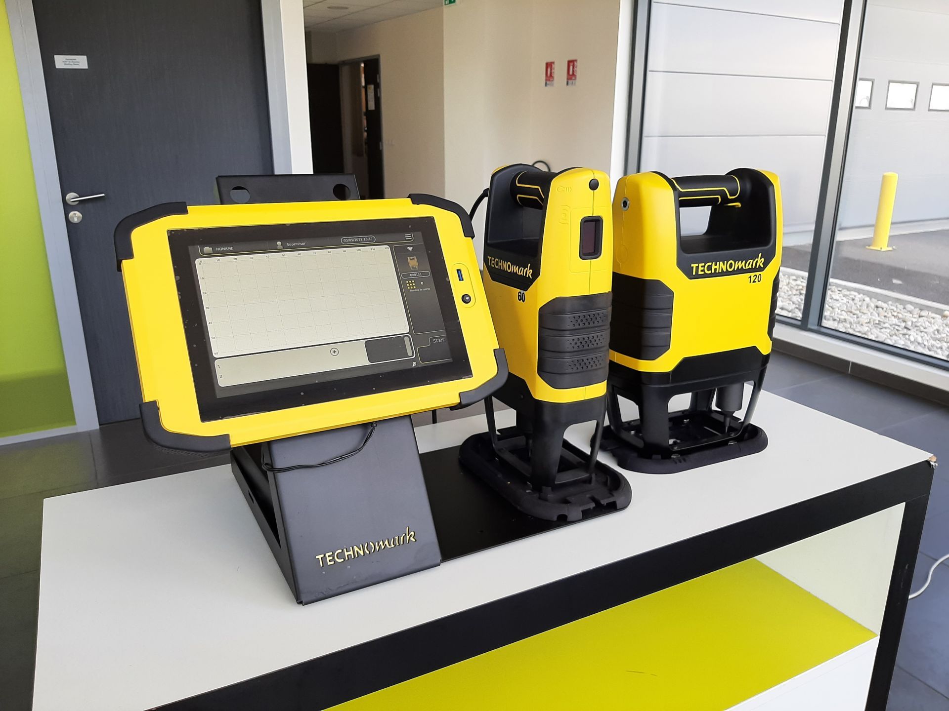 Équipement de marquage portable avec pied d’appui multifonctions