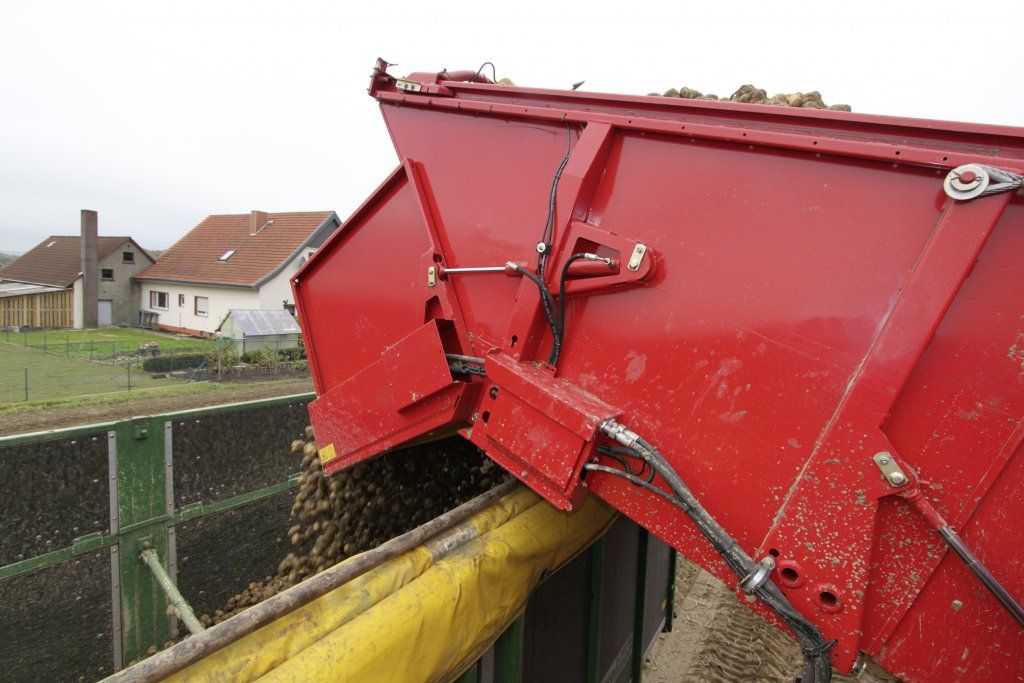 Trémie de grande capacité pour performance accrue lors de l'arrachage