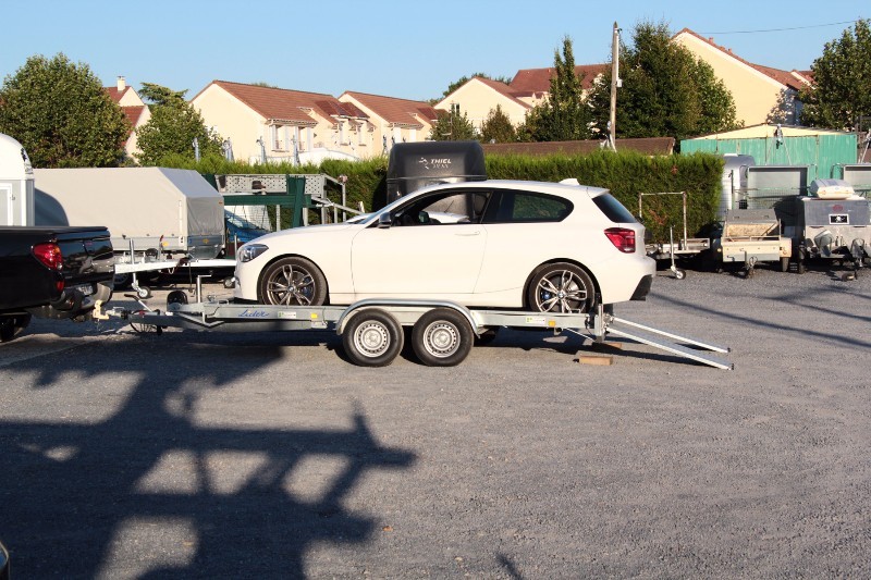 Remorque avec rails perforés antidérapants pour cales de roue