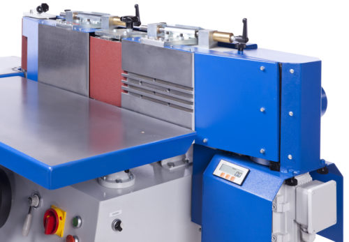 Rectifieuse de chants équipée d'une équerre et jauge à onglets