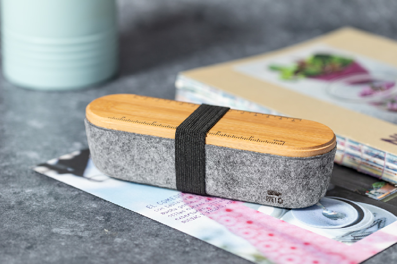 Porte-stylo en RPET - avec couvercle en bambou, sangle élastique, règle et support téléphone intégré_4