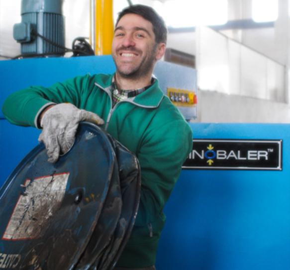 Appareil professionnel pour aplatir des barils en métal