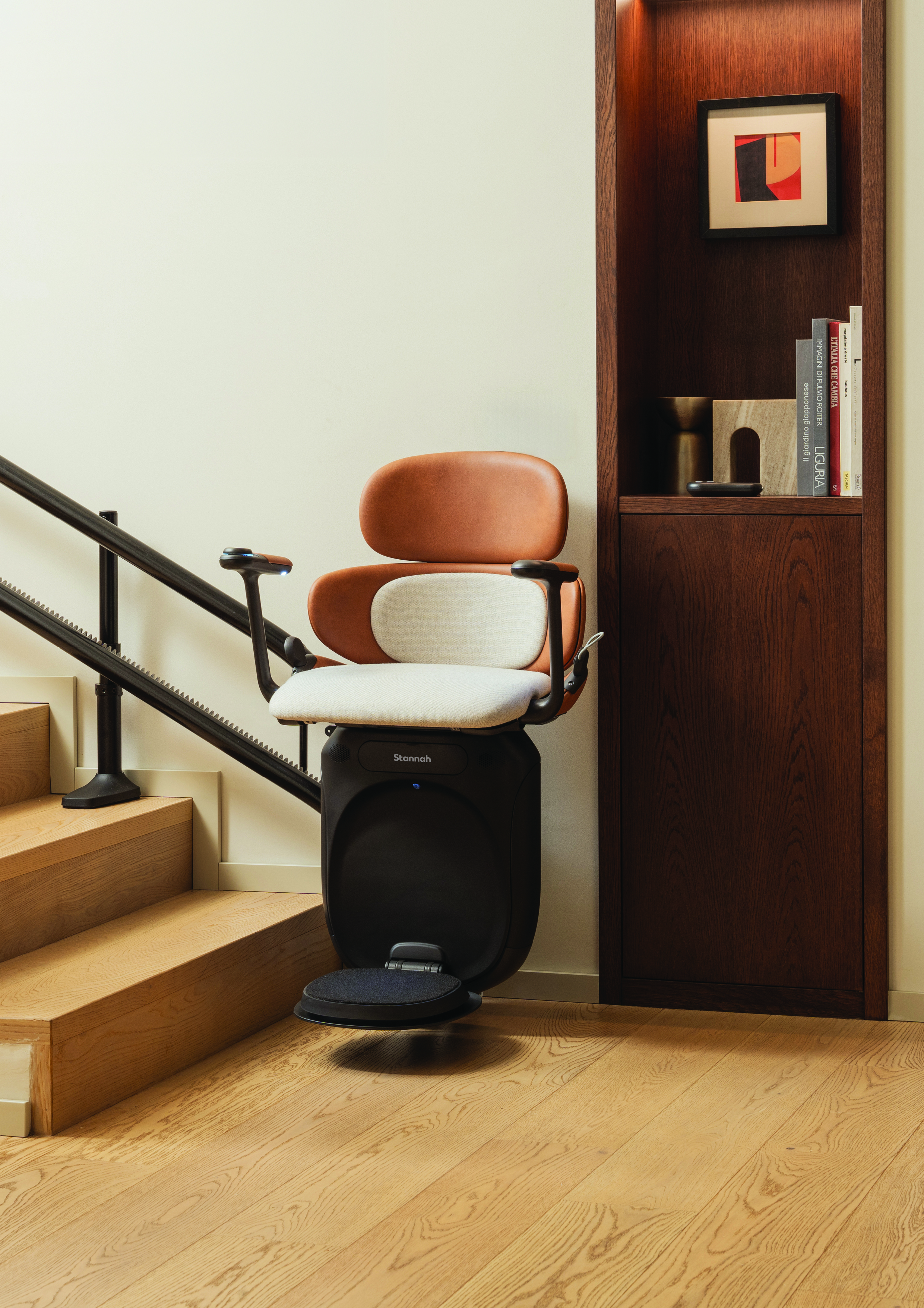 Monte escalier ergonomique avec rail noir sobre et raffiné,  commande simple et assise pivotante - JOYA_0