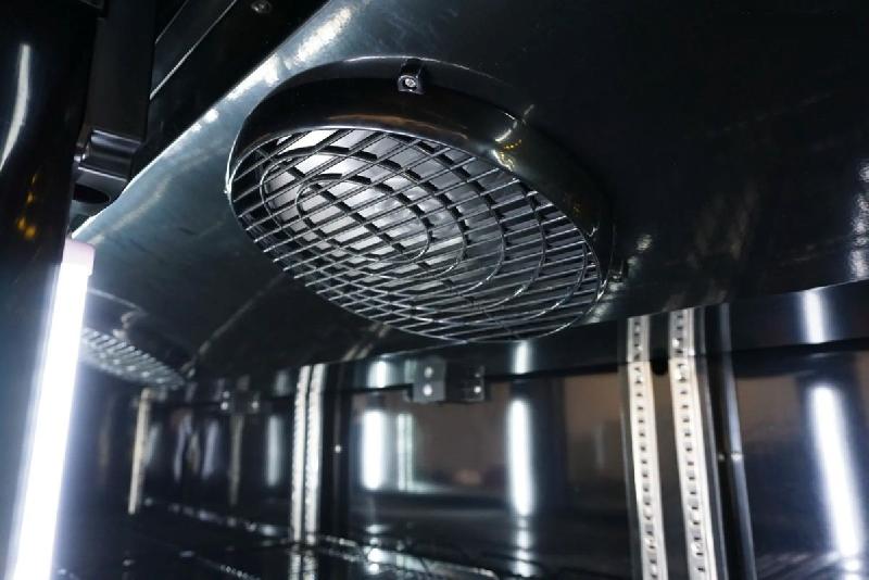 Vitrine réfrigérée murale 3 portes en noire intégral sur roulettes_4