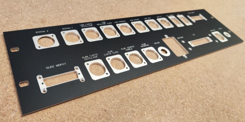 Face avant personnalisée en aluminium, ABS et acier - Pour baies câblées, racks et pupitres de commande_4