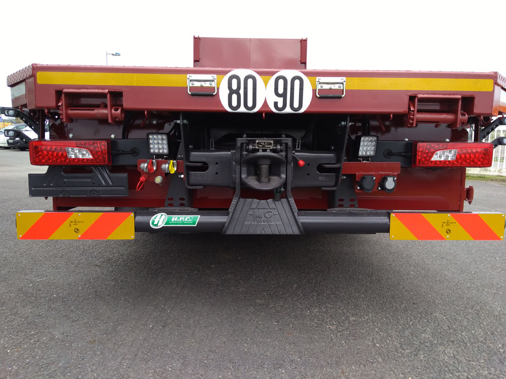 Plateau métallique avec passages de roues arrondis