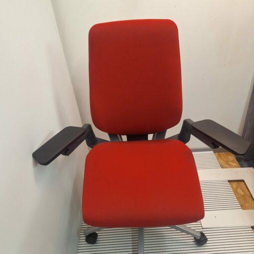 Chaise ergonomique avec dossier incliné et siège profilé