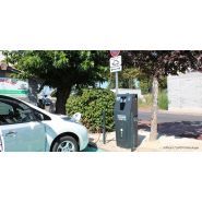 Borne de recharge accélérée avec trappes verrouillables