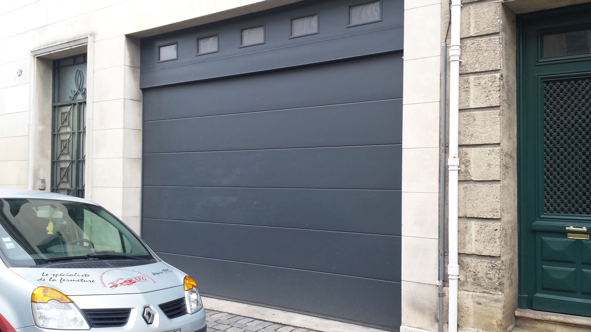 Porte de garage sectionnelle - plafond ou latérale - sur-mesure avec serrure et décor au choix_4