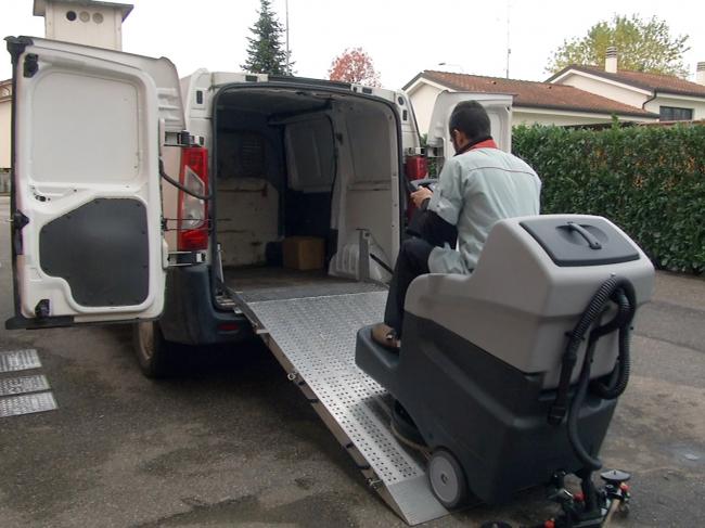 Laveuse autoportée CTM PICO 66 - Fiable, compacte et adaptée aux travaux de nettoyage importants_4