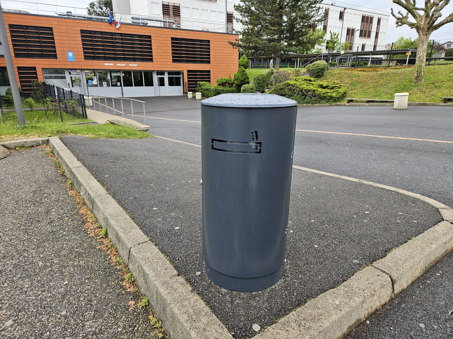 Cendrier sur pied grande capacité - extérieur ultra résistant avec serrure et seau intérieur acier galvanisé - Coloris personnalisables - Design exclusif URBANECO 42_4