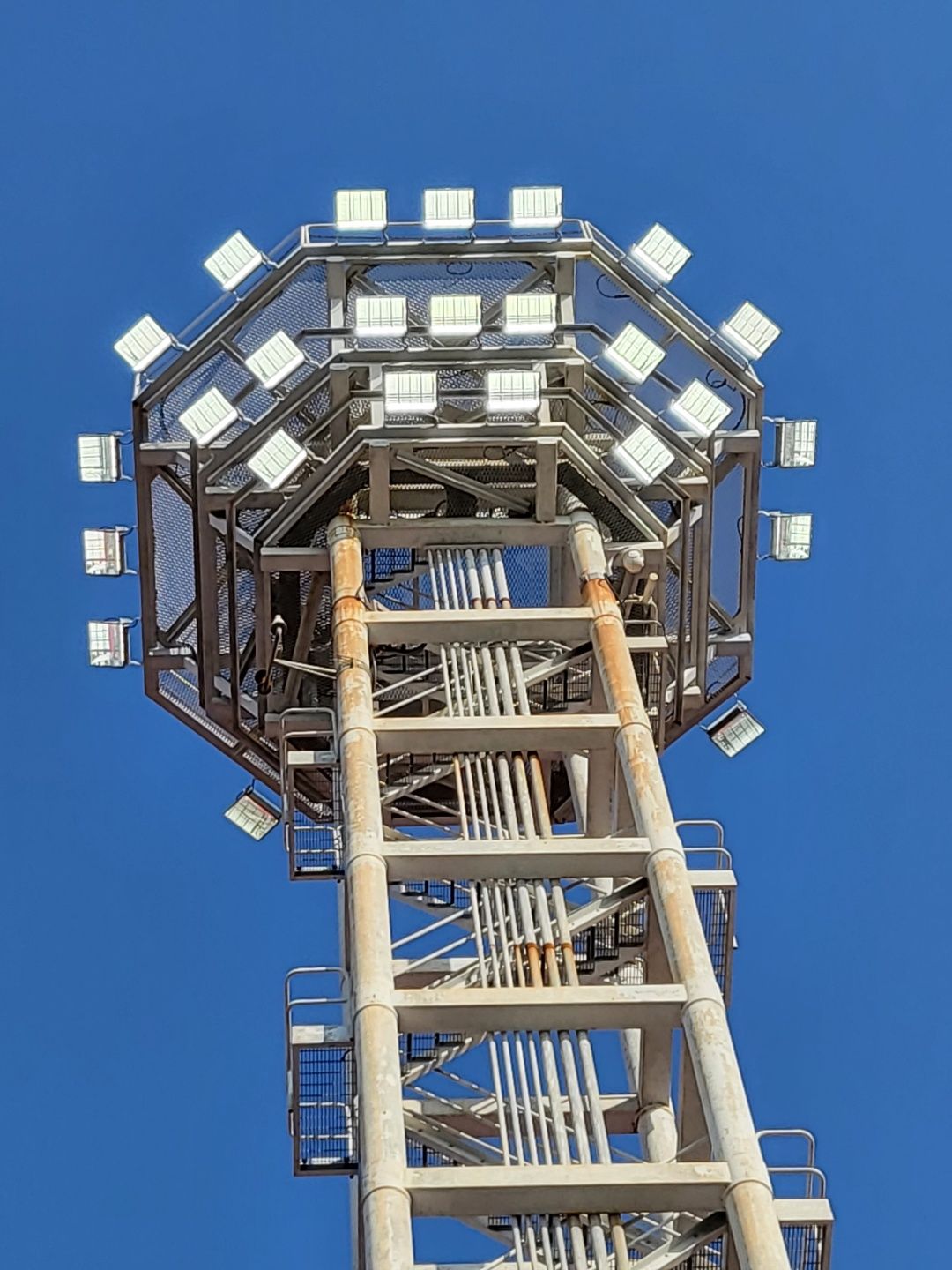 MAHA Plus | Projecteur asymétrique pour grands espaces_4