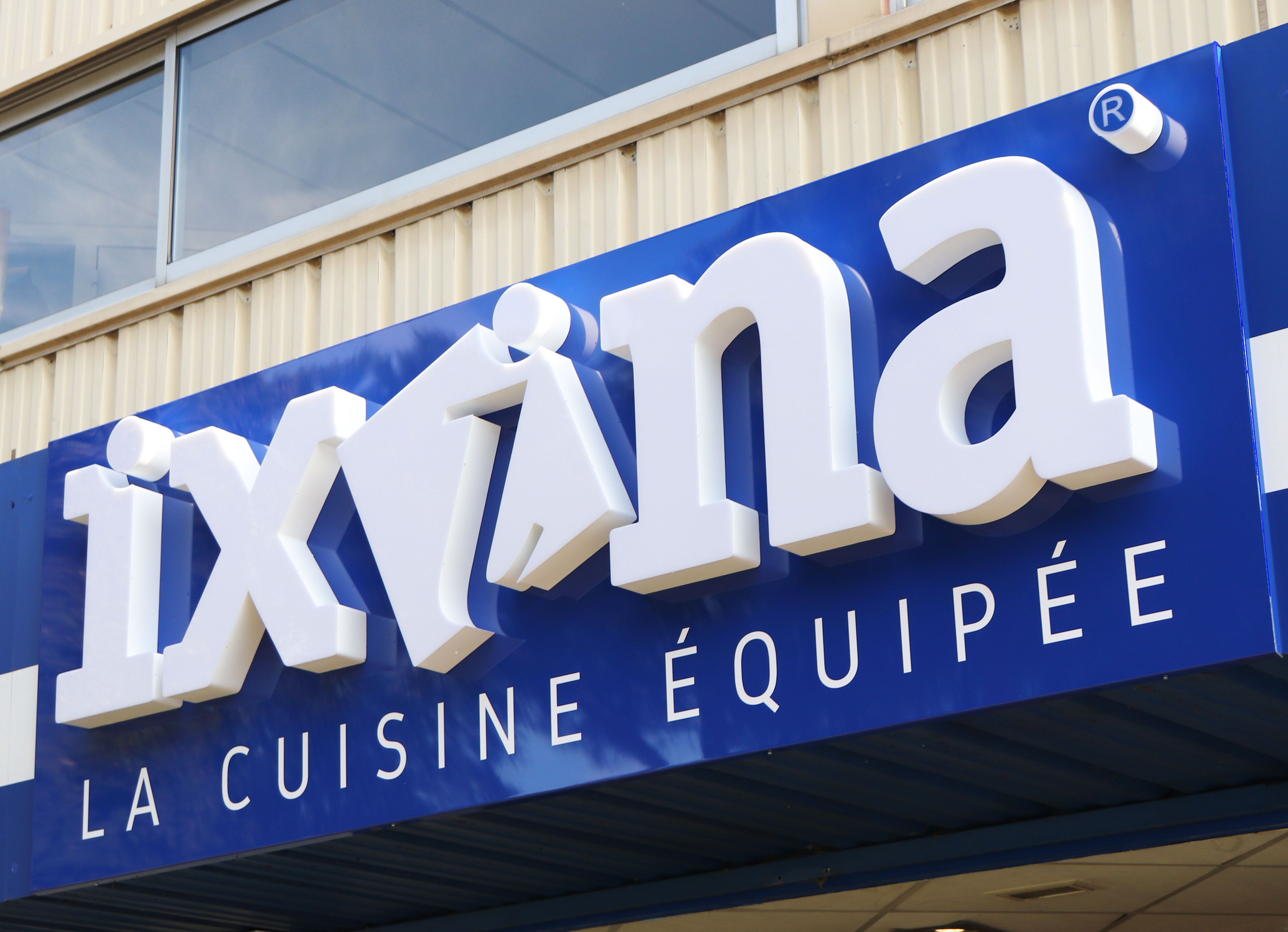 Enseigne lumineuse 3D avec chants de couleur au choix