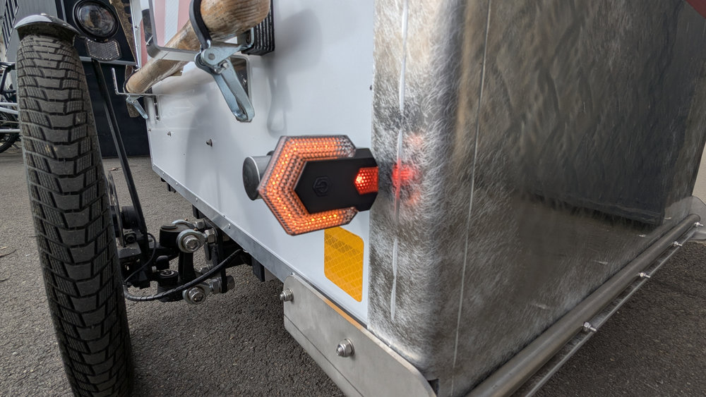 Triporteur ergonomique, robuste et innovant pour l'entretien des voiries, parcs et jardins_4