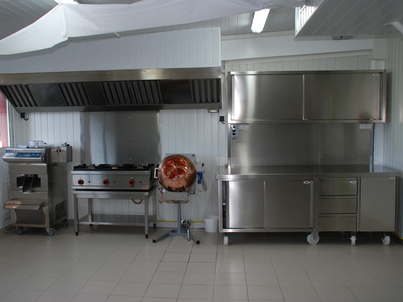 Laboratoire de pâtisserie en Nouvelle Calédonie- Rangement, plonge, mobilier, hotte, robot, froid et cuisson_4