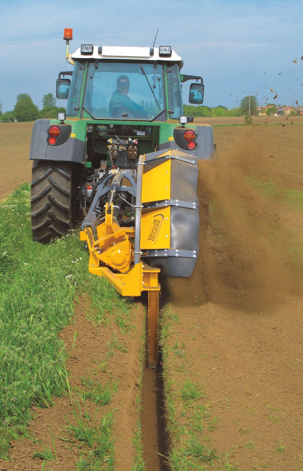 Machine équipée d'un vérin hydraulique pour ajuster la profondeur