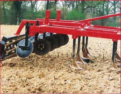Déchaumeur Quivogne Maxiculteur pour tracteurs avec attelage automatique