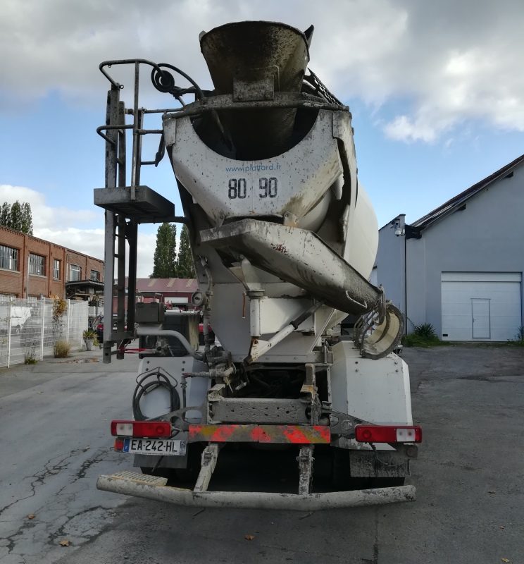 Camion Renault Kerax 410 8x4 malaxeur béton Stetter