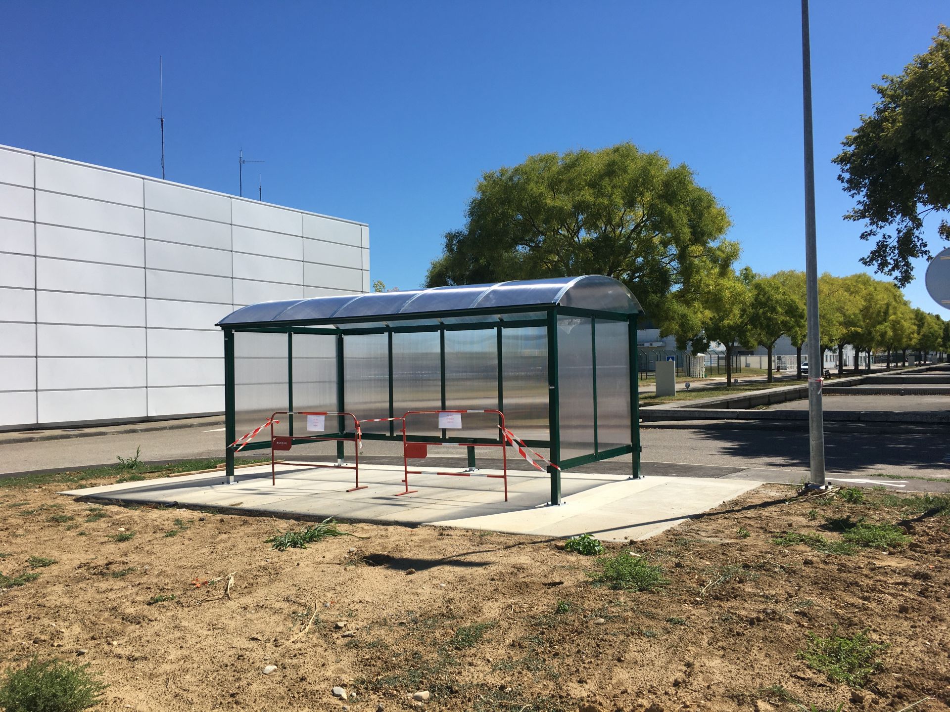 Abri fumeurs personnalisable avec options comme bancs et cendriers