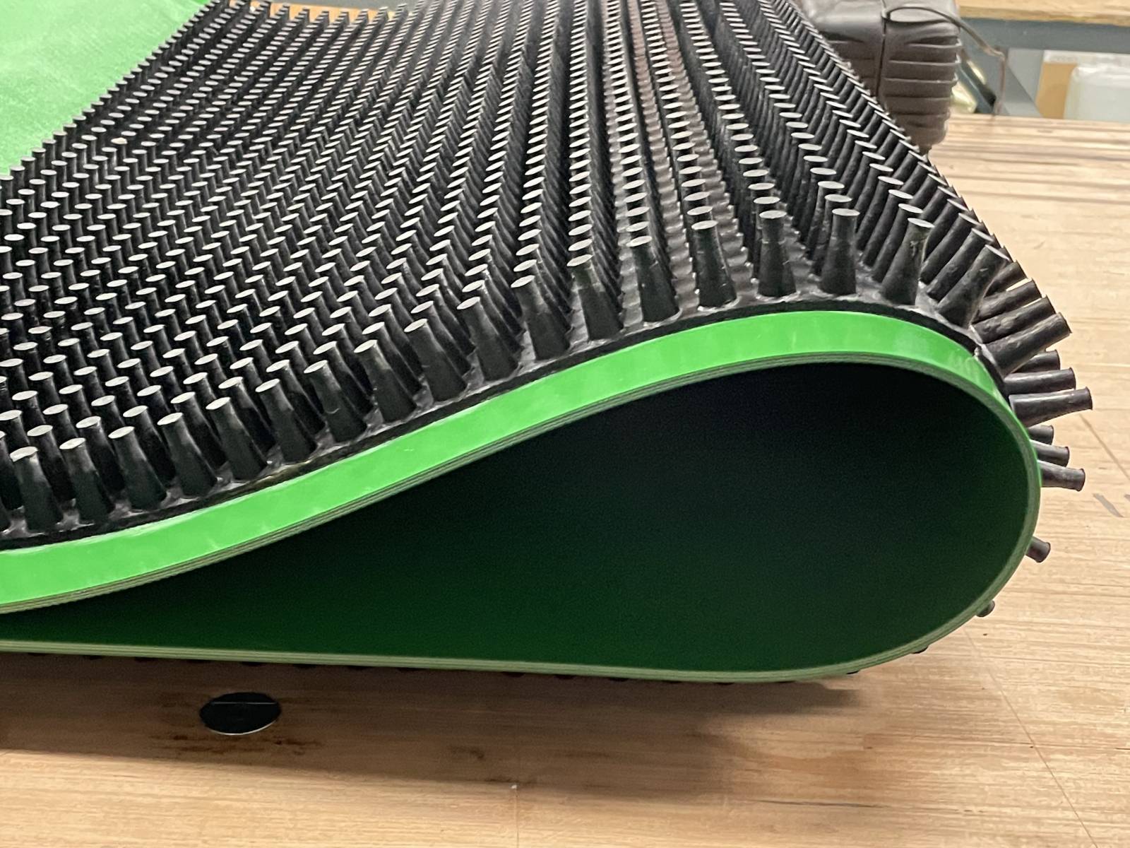 Bande transporteuse sur mesure en PVC avec pavé à tétines collés jonction à chaud - MTCP_4