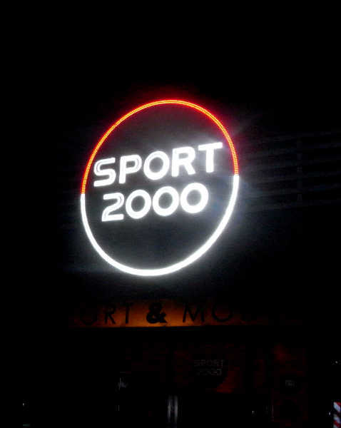 Enseigne lumineuse personnalisée pour une visibilité de jour comme de nuit - OUEST ENSEIGNES_4